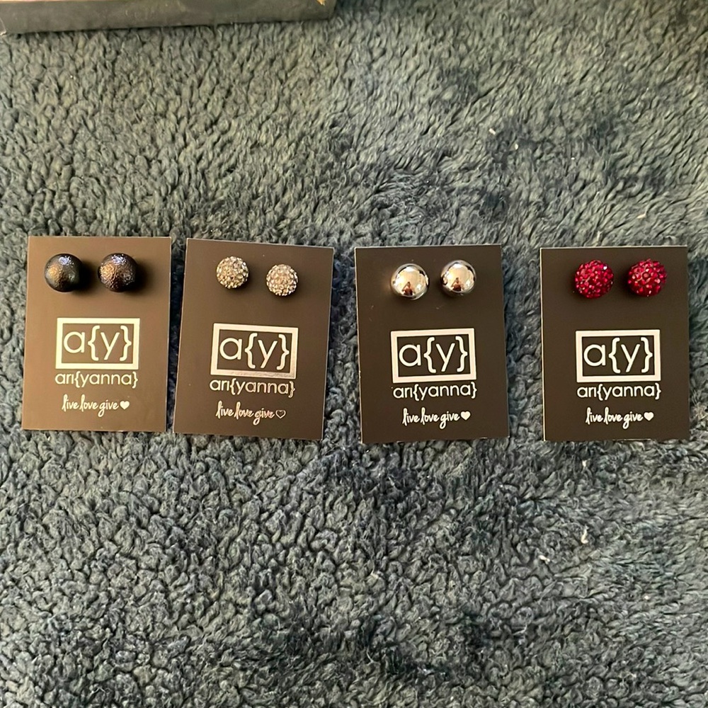 4 pairs of ball earrings, never worn!